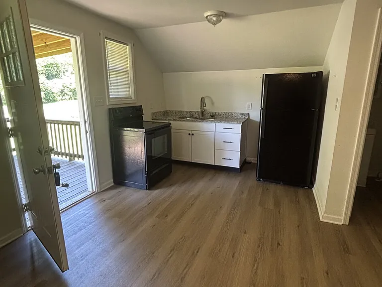1005 Ross Ln — Photo 9