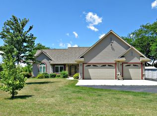 2115 Granville Rd, Cedarburg, WI 53012