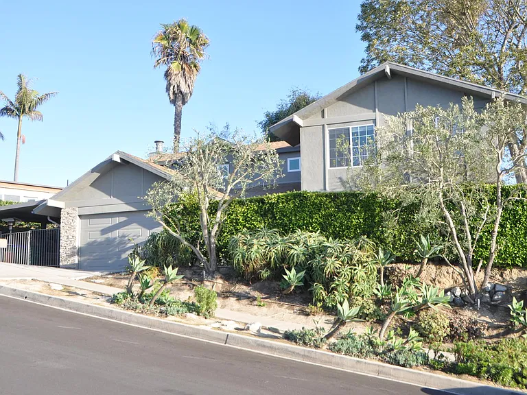 3078 Zell Dr — Photo 2