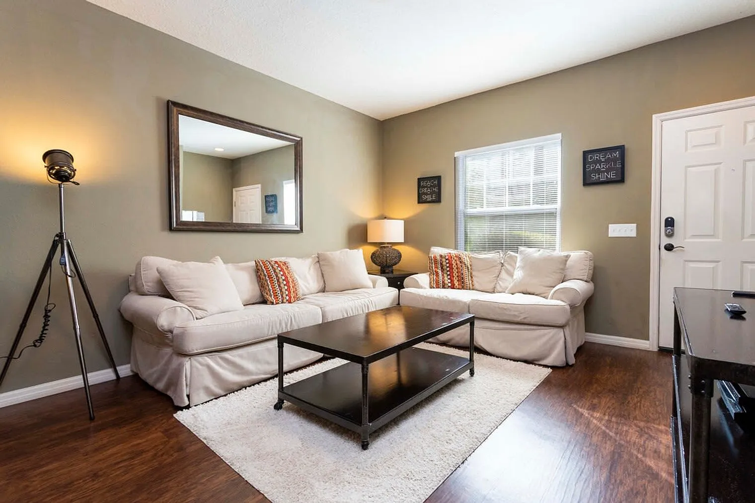 3 bed, 2.0 bath, 1323 sqft, $2,864 — Photo 3