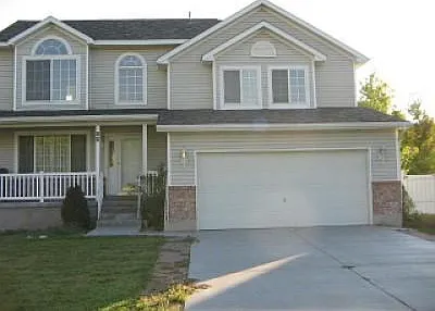 5 bed, 2.5 bath, 2400 sqft, $2,450 — Photo 2