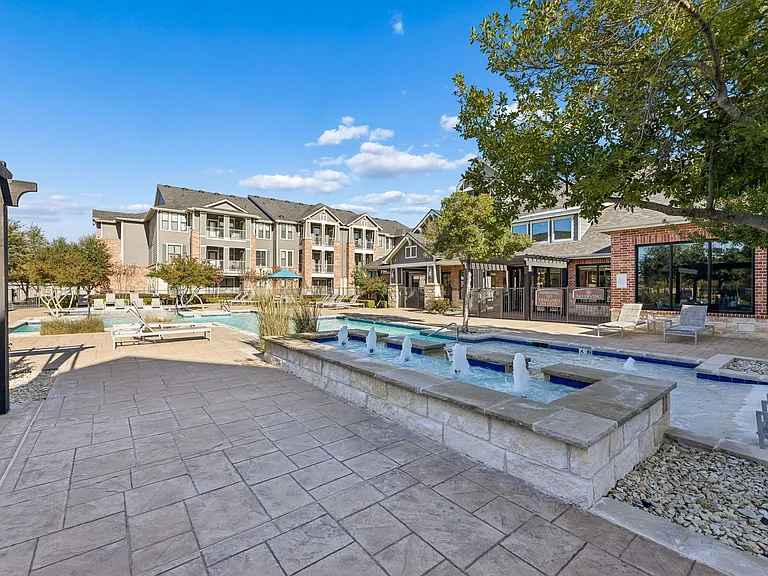 Platinum Castle Hills — Photo 36