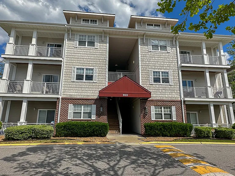 912 Southmoor Dr #203 — Photo 3