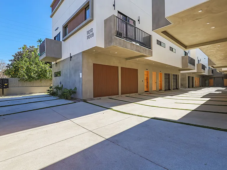 11004 Hortense St — Photo 9