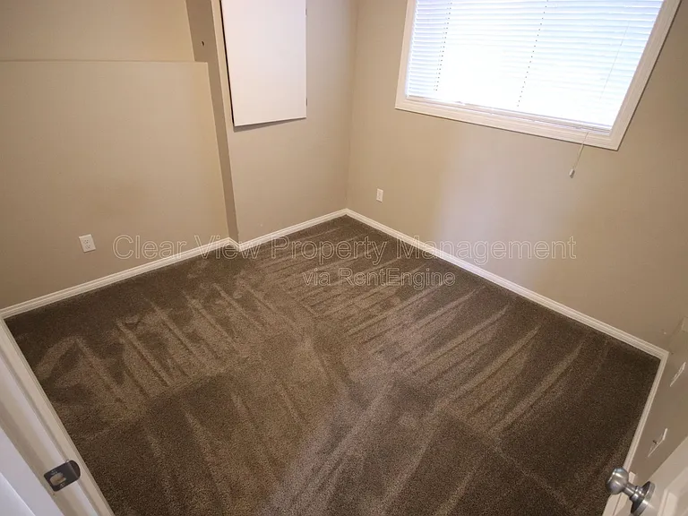 704 Mount Sundance Ln W — Photo 15
