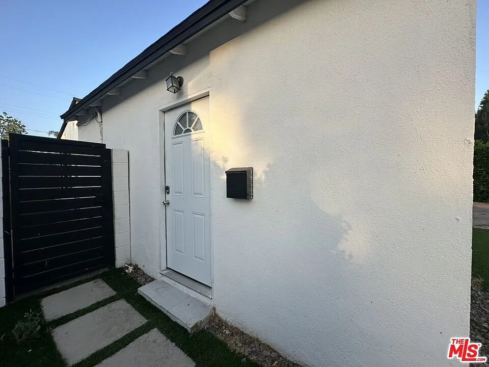 Studio, 1.0 bath, 398 sqft, $1,950 — Photo 2