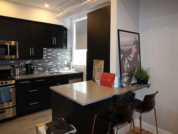 3rd image of 207 Charlotte St #14