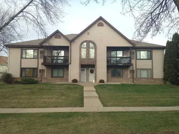 1343 Meadowcreek Dr, Pewaukee, WI 53072