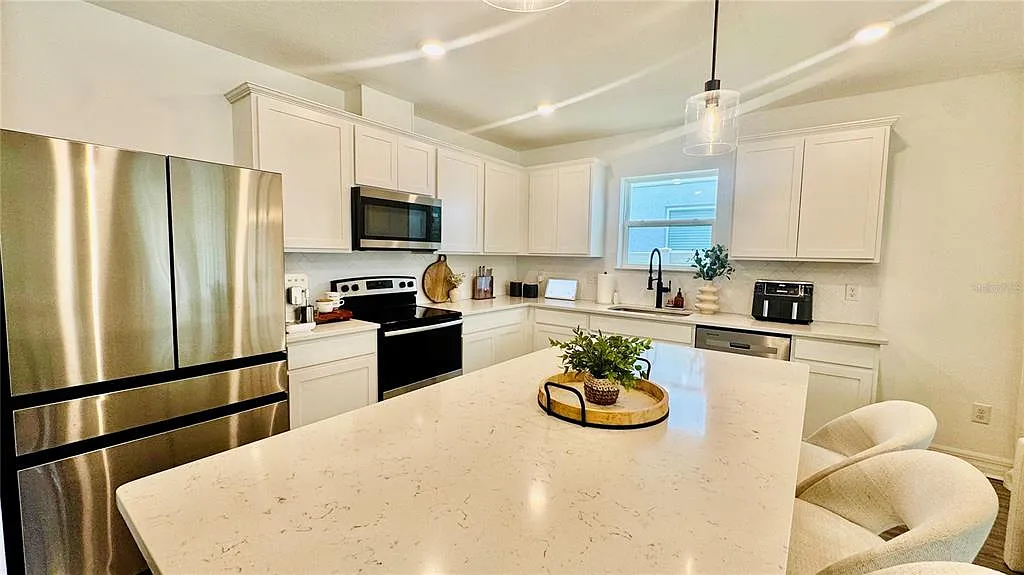 4 bed, 2.0 bath, 1844 sqft, $2,400 — Photo 4