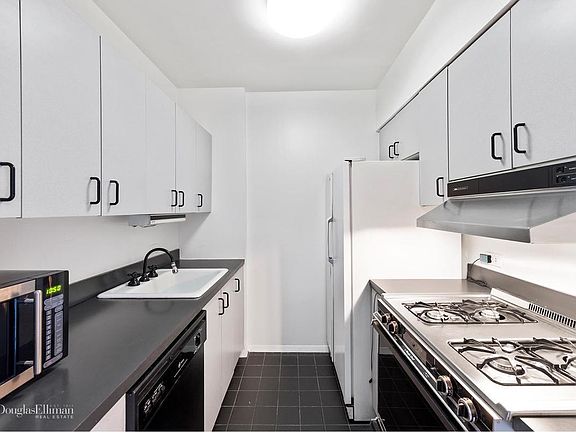 3rd image of 140 Charles St APT 12E