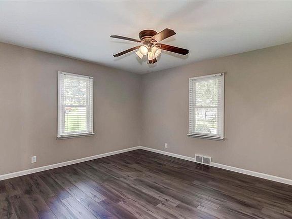 3rd image of 520 Parker Ln