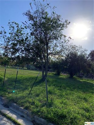 1319 Ewing St, Gonzales, TX 78629