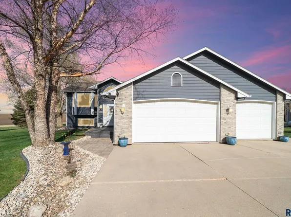 24404 View Dr, Dell Rapids, SD 57022