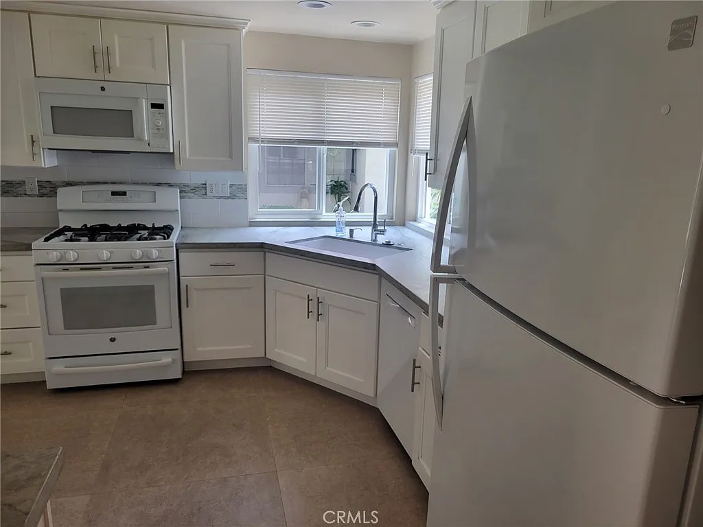 3 bed, 2.5 bath, 1603 sqft, $4,000 — Photo 2