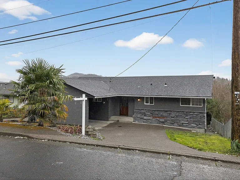 2404 Bloyd St — Photo 2