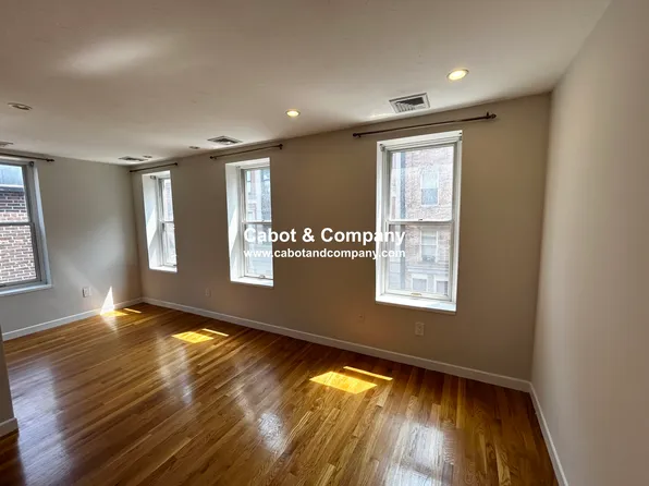5 Grove St APT 3, Boston, MA 02114