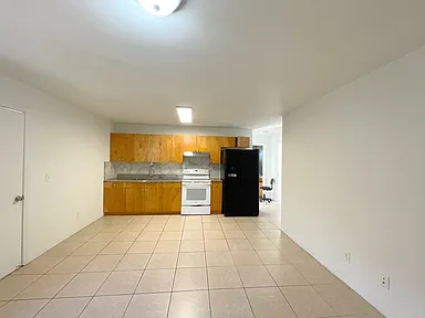 2413 Puunui Avenue - Left Downstairs - 2413 Puunui Ave