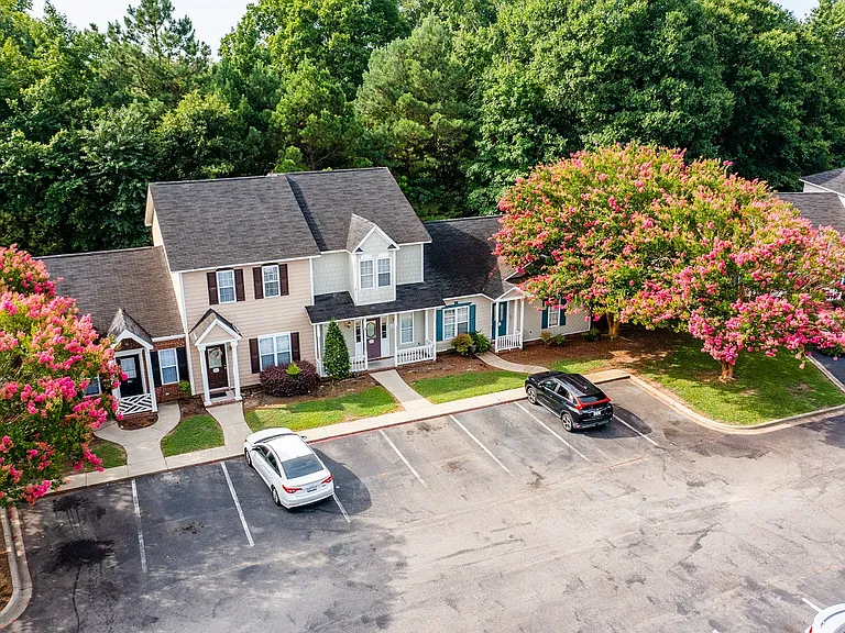Sterling Pointe Apartments — Photo 13