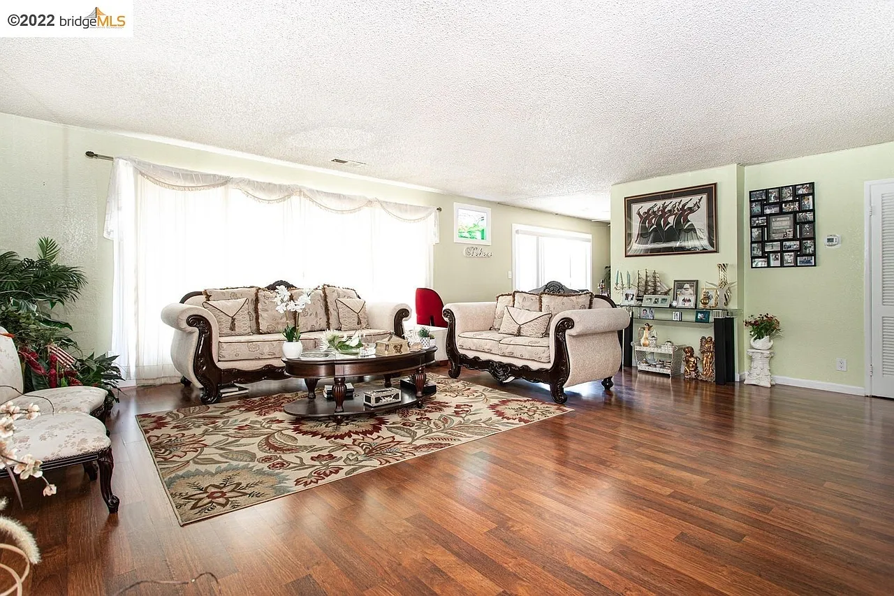 3 bed, 1300 sqft, $3,724 — Photo 2
