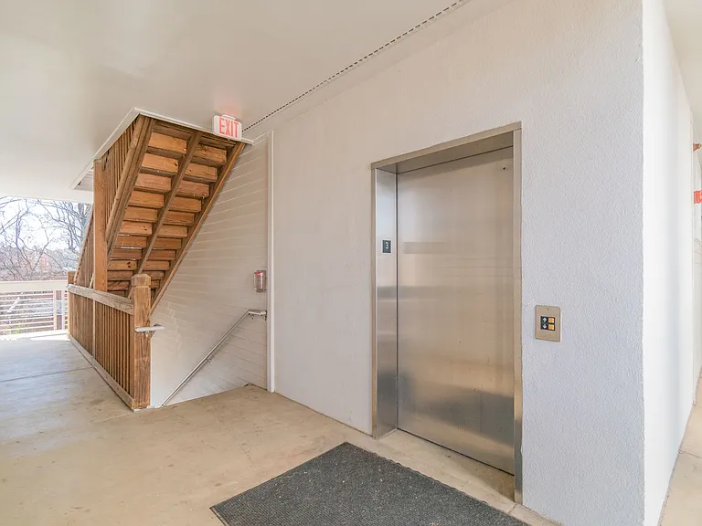 560 Oakland Ave — Photo 4