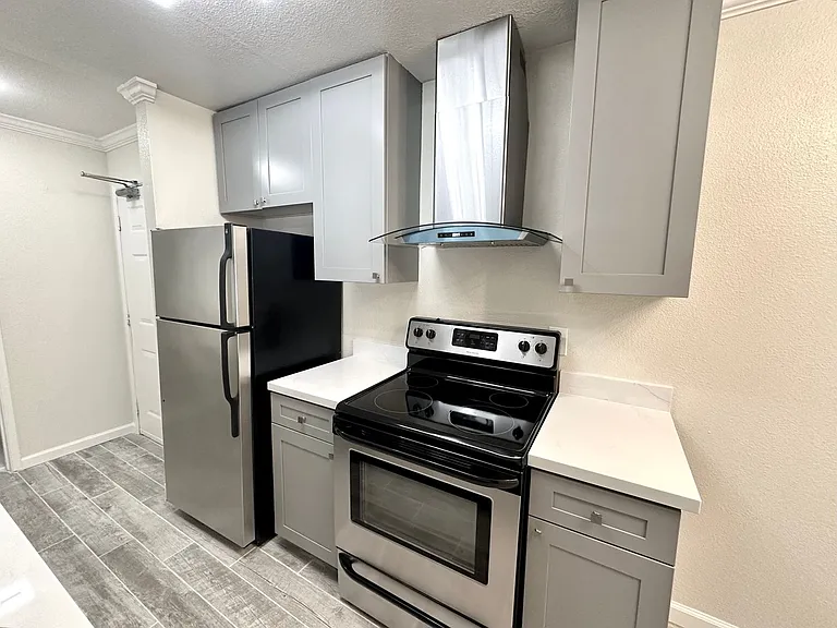 300 Monterey Blvd — Photo 6
