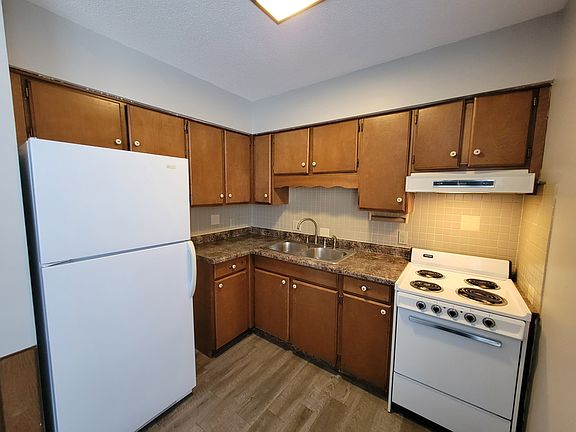 3rd image of 2207 Crescent Dr APT 6