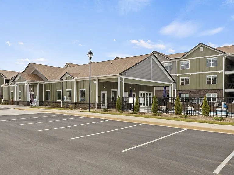 The Grande at Geyser Falls Luxury Apartments — Photo 12