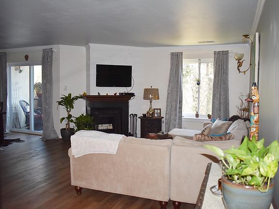 Living Room: view from front door