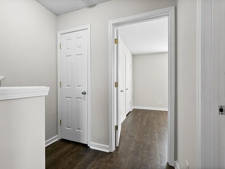 Executive Avenue-249 (x4) — Photo 16