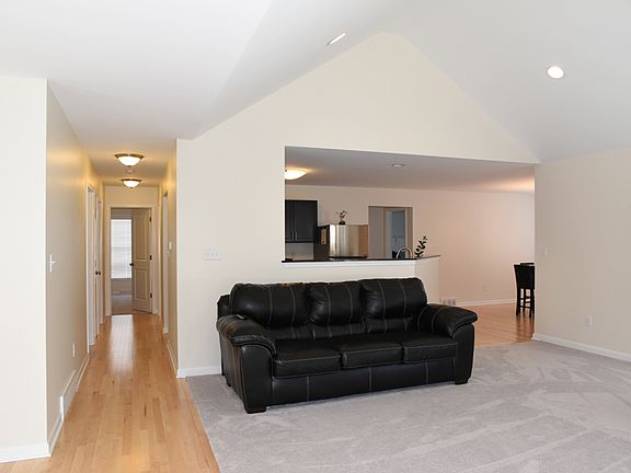 5th image of 15 Corwin Dr