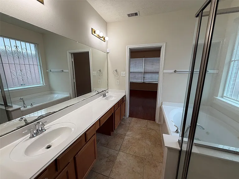 6826 Pheasant Oak Dr — Photo 9