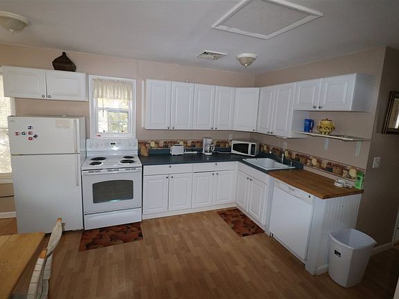 3rd image of 82 Jefferson St