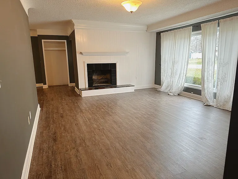 671 E Crest Ln — Photo 2