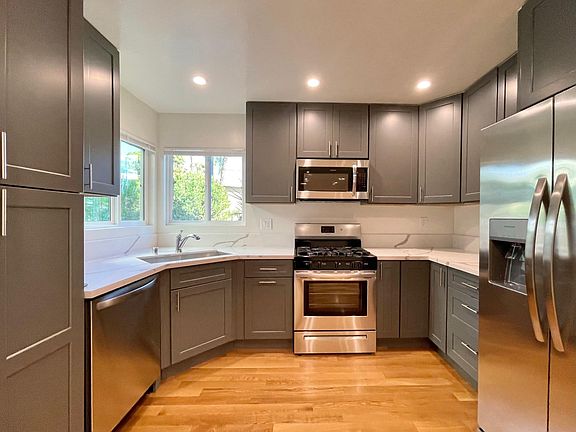 3rd image of 923 N San Vicente Blvd APT 1