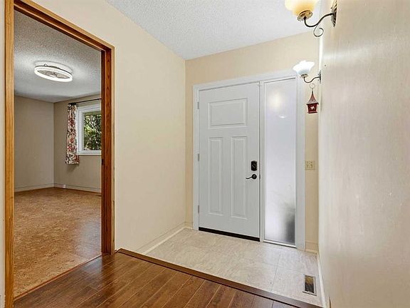 4th image of 944 E Canna Cres SW