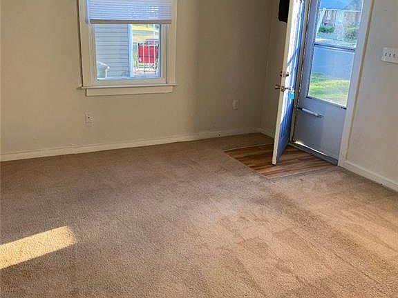 4th image of 403 Carver Cir