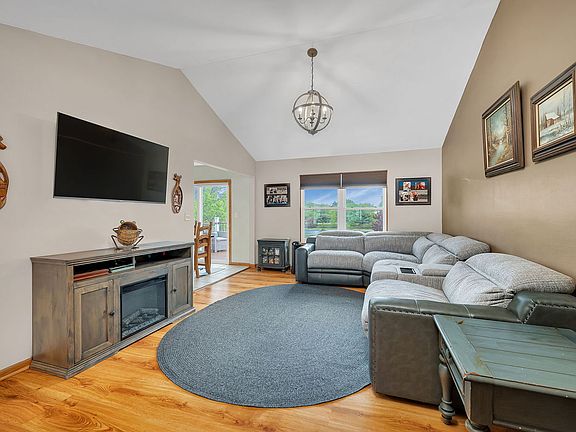 4th image of 402 Savoy Dr