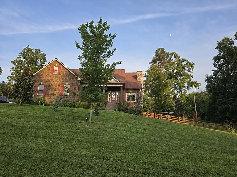 104 Yates Dr — Photo 2