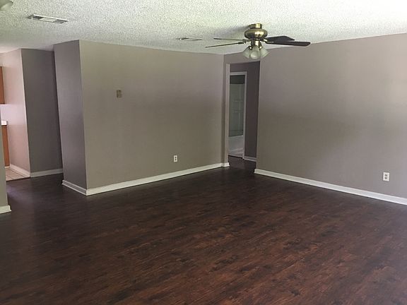 4th image of 19 Lorna Ln