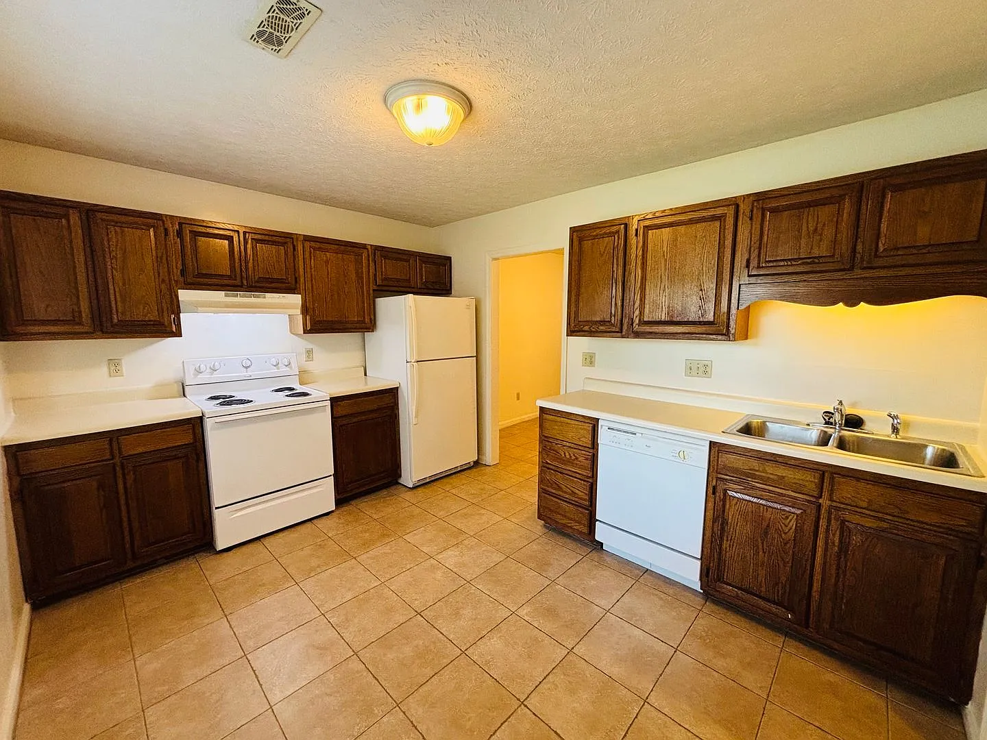 3 Bedroom 2.5 Half Bath Townhouse — Photo 3