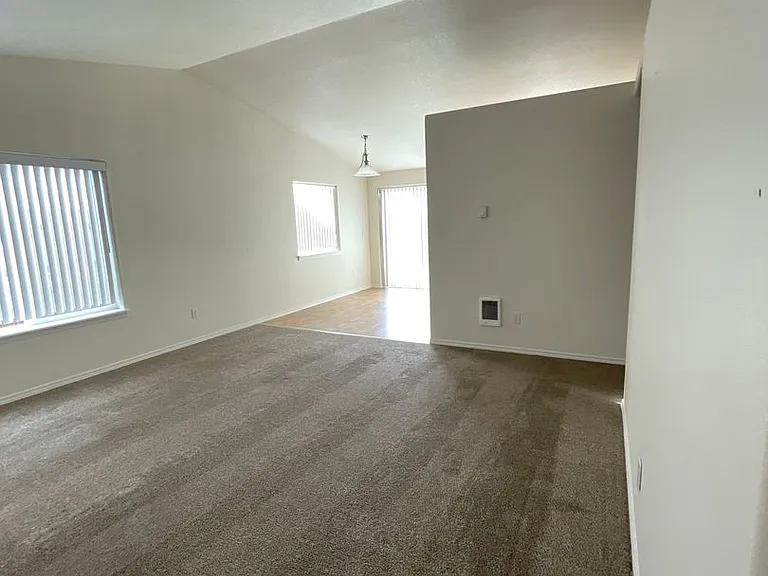 822 SE Maui Ln — Photo 3