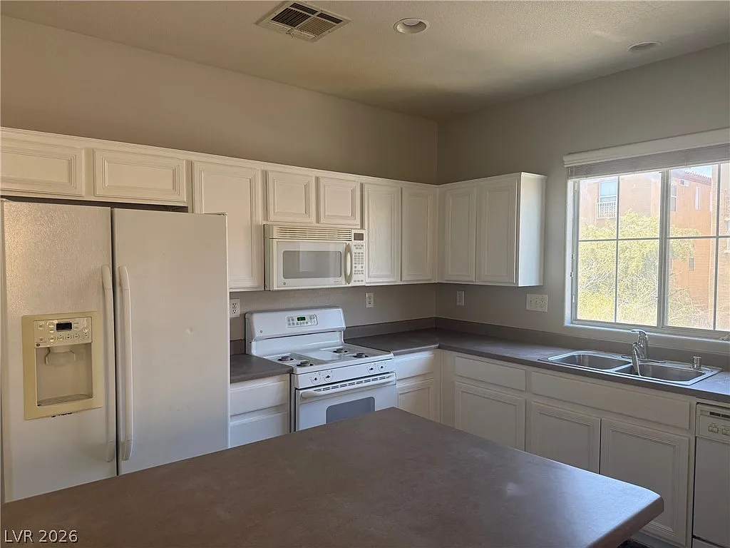 4 bed, 3.0 bath, 1813 sqft, $1,900 — Photo 2