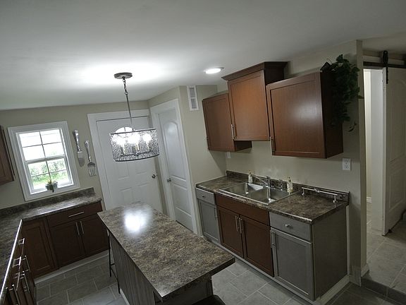 3rd image of 701 W Washington St