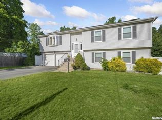 7 Hoffman Dr, Kings Park, NY 11754