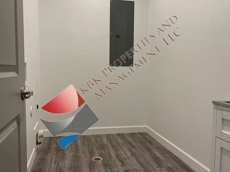 1703 Ross Ave — Photo 14