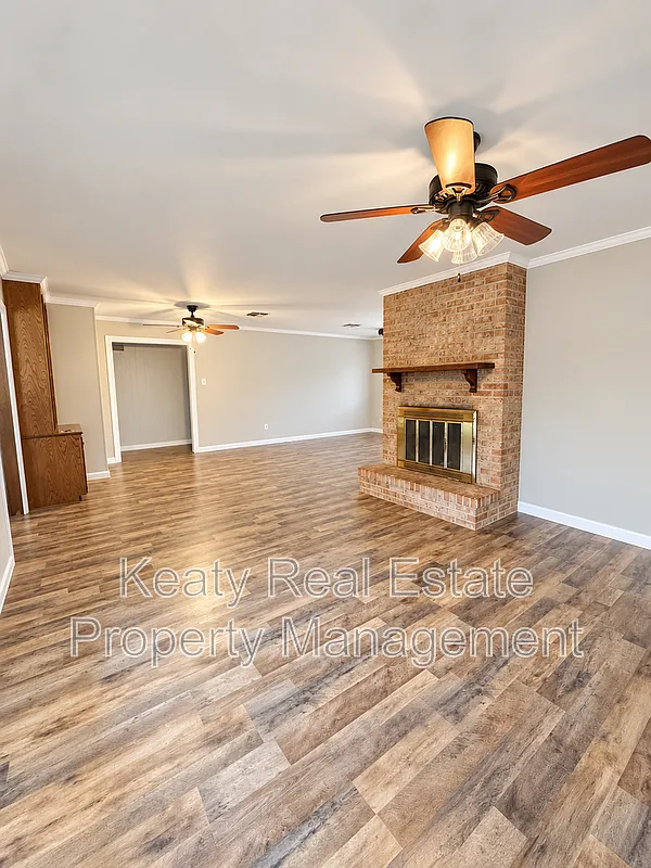 3 bed, 2.0 bath, 2015 sqft, $2,000 — Photo 3