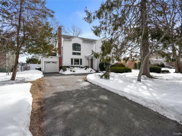 53 Hewitt Boulevard, Center Moriches, NY 11934