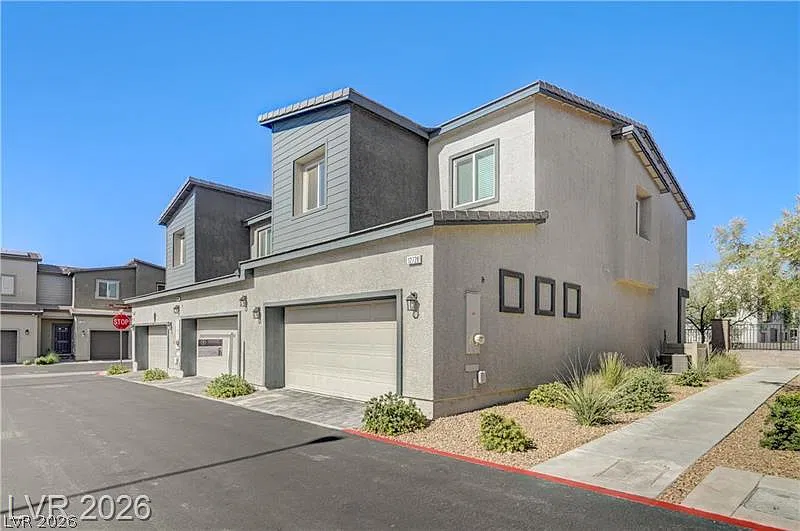 3 bed, 2.0 bath, 1319 sqft, $2,250 — Photo 3