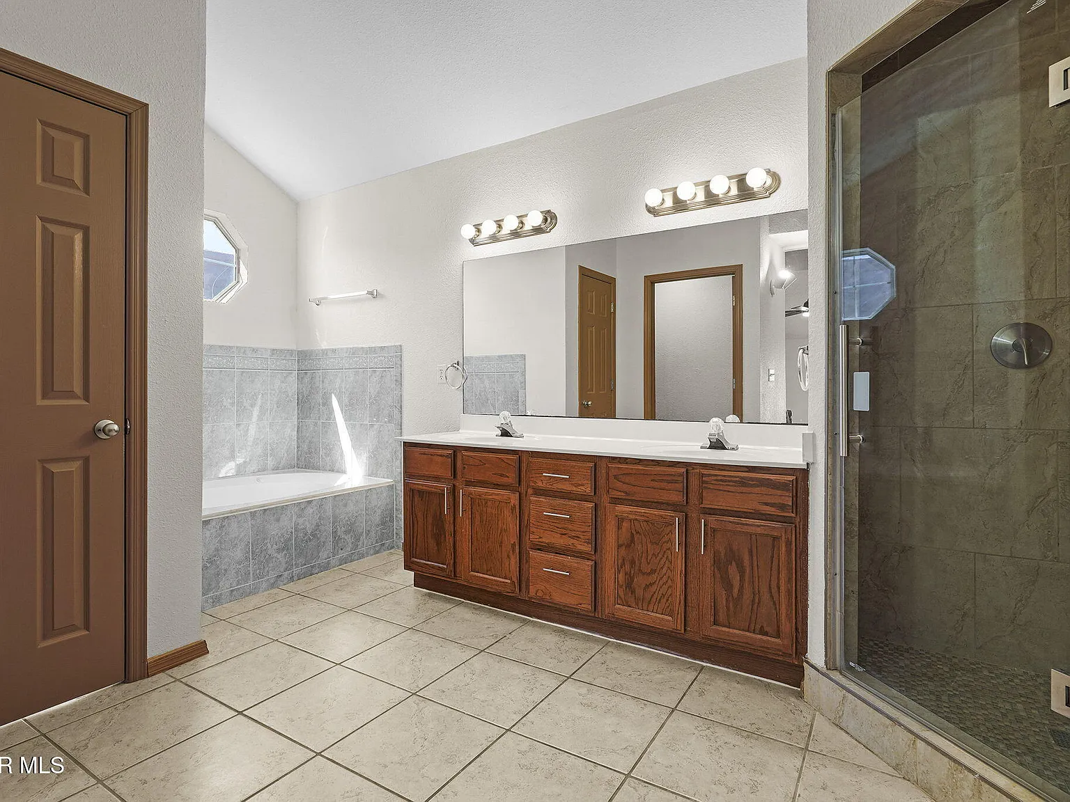 4 bed, 3.0 bath, 2255 sqft, $1,900 — Photo 4