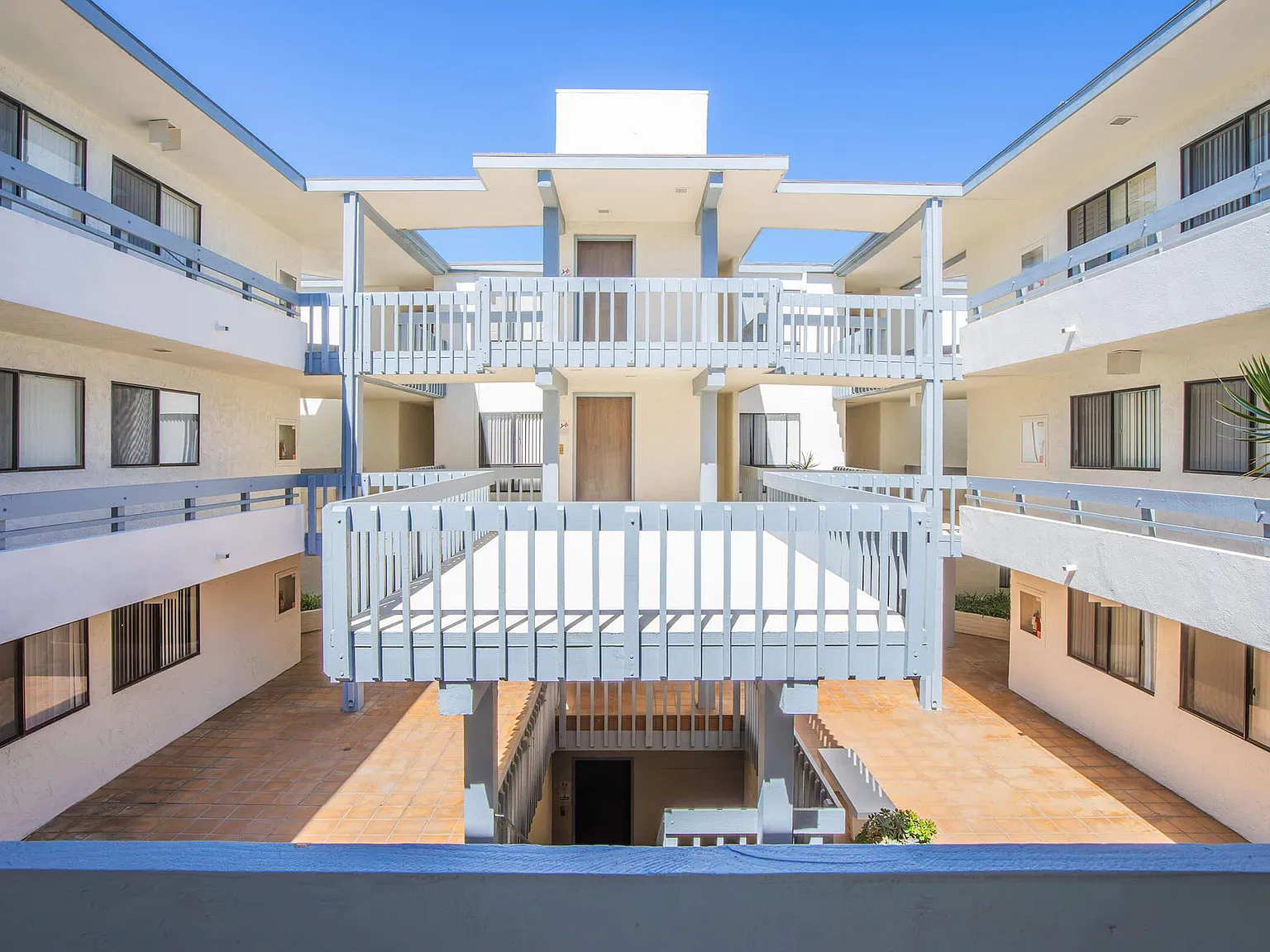 Riviera Vista Apartments — Photo 4